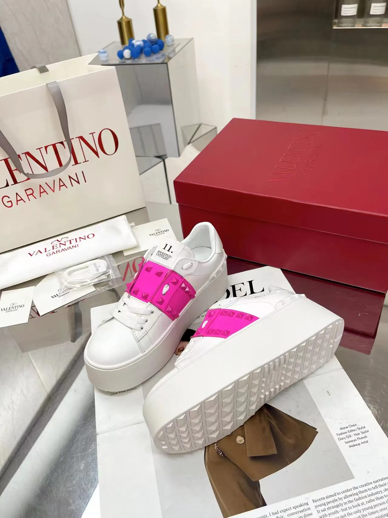 👟👟Ex-factory price 620👟👟 The latest thick-soled high version of Nujia Valentino Valentino 23ss spring and summer thick-soled rivet sports and casual shoes white shoes 2023 latest model hot-selling series hard to find after being launched in Japan super hot classic rivet series with thick sole 6cm higher purchased original development every detail is very exquisite🎁 Upper: silk cowhide splicing Lining: Cowhide lining Outsole: Original synchronized TPR outsole 6cm height increase Size: Female 35-41 (40.41 customized)
